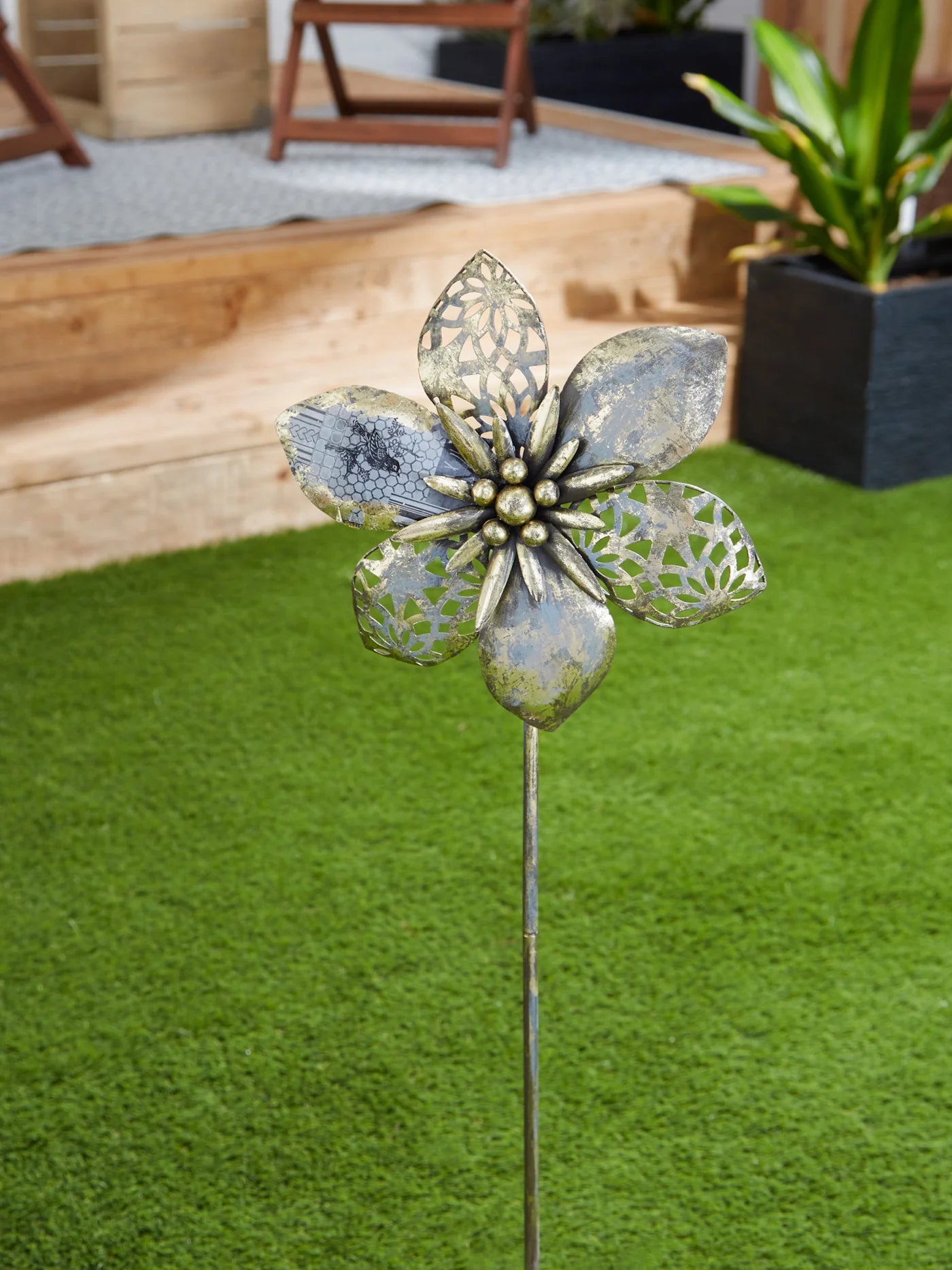 SMALL FLOWER GARDEN STAKE