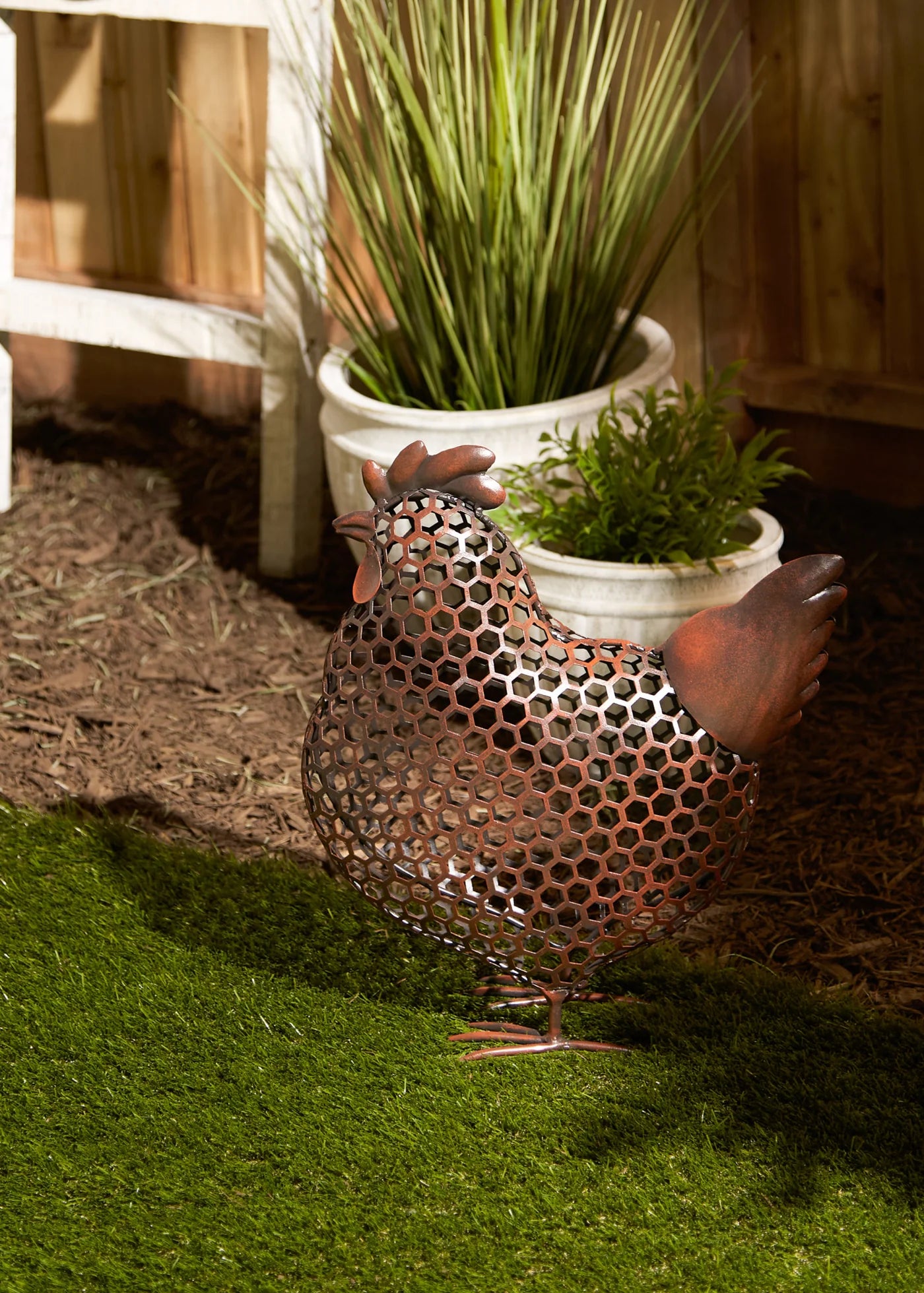 CHICKEN WIRE CHICKEN SCULPTURE