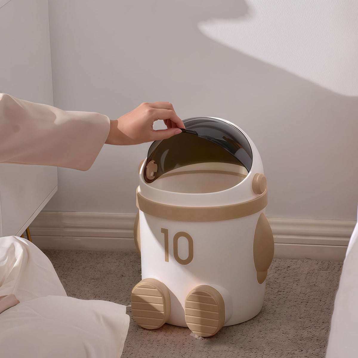 Sylfaen Astronaut Trash Can, 3.3Gal Cute Garbage Can with Swing Lid, Khaki
