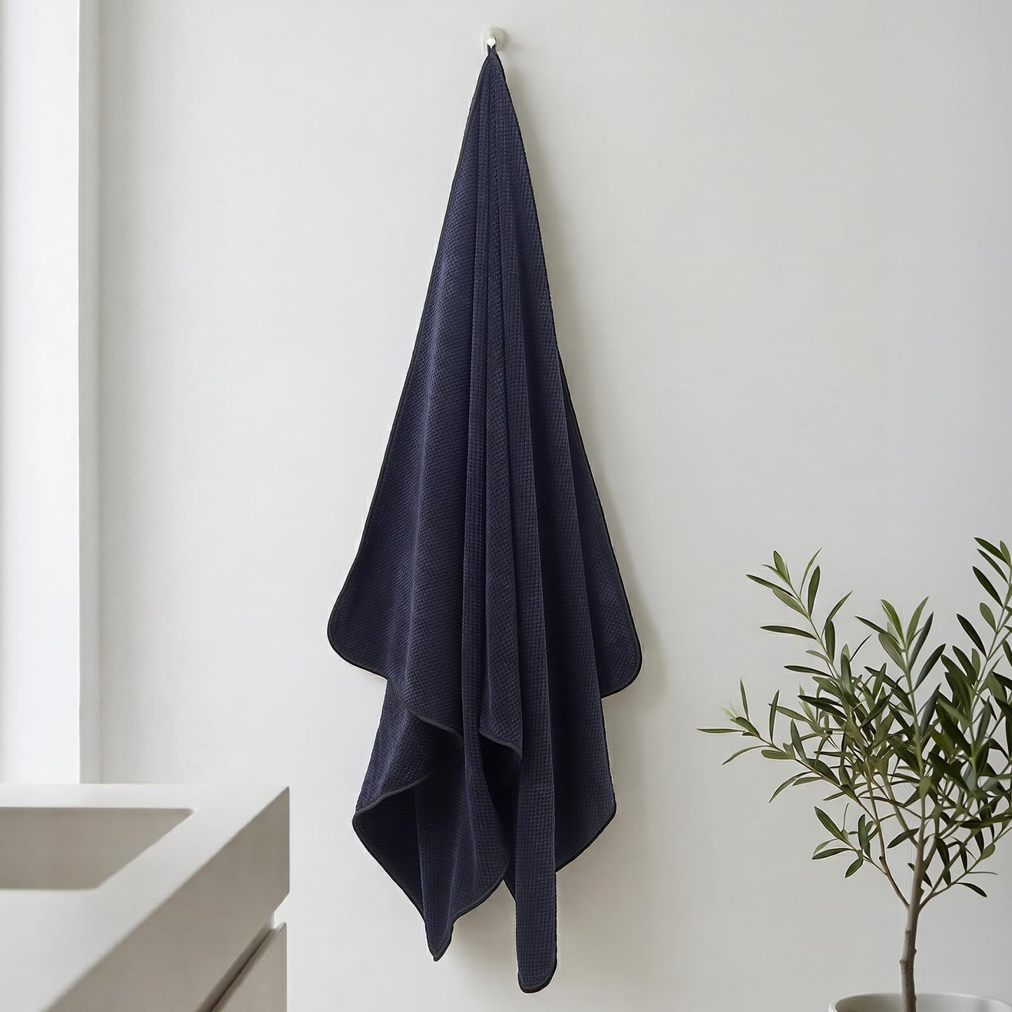 REDKISS Pack of 1 Jumbo Bath Sheet, 40 x 80 Inches Microfiber Oversized Bath Towel for Bathroom, Extra Large & Lightweight, Quick-Dry, Super Soft & Highly Absorbent, Perfect to Wrap Yourself In, Black