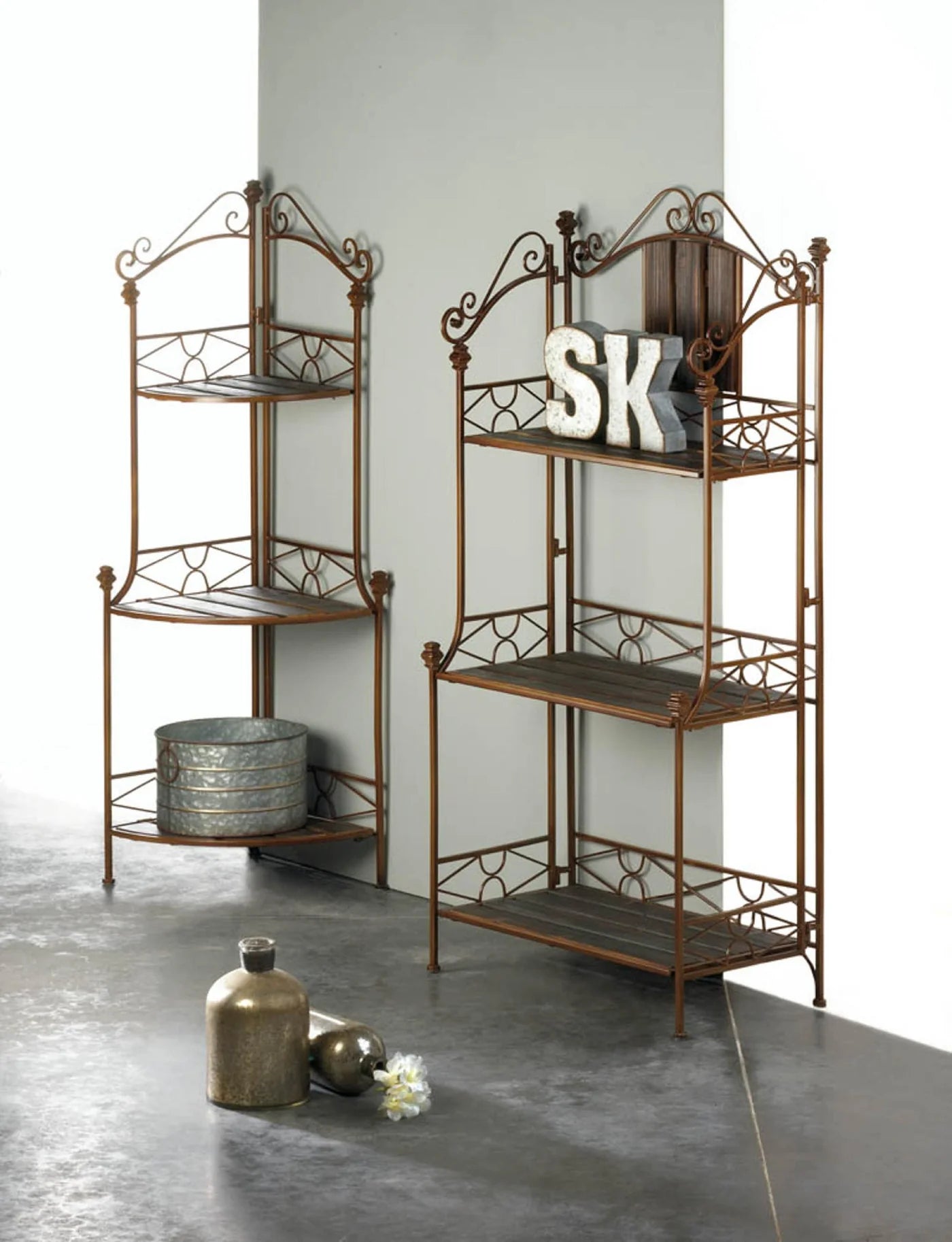 RUSTIC CORNER BAKER’S RACK