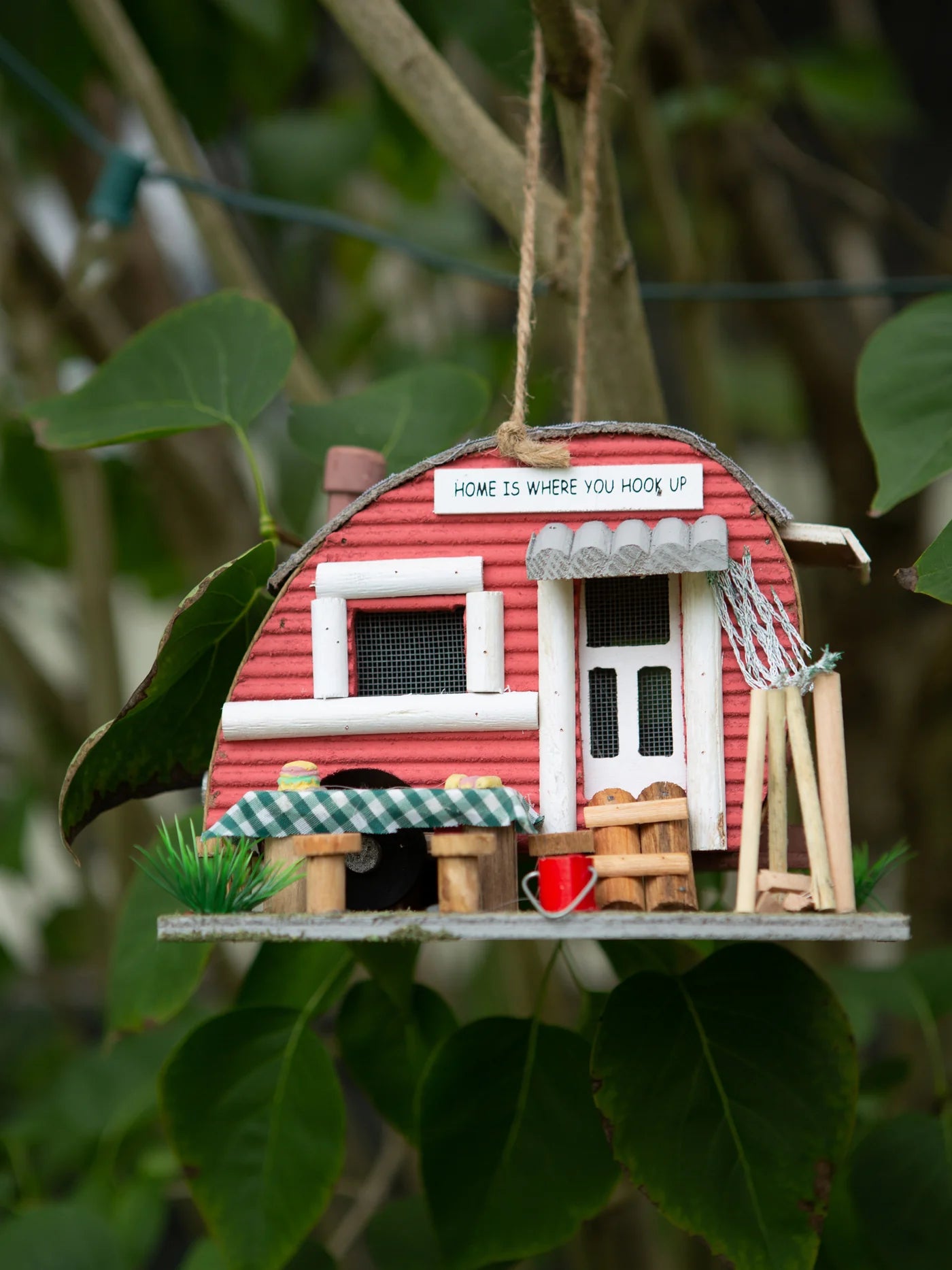 RED TRAILER BIRDHOUSE