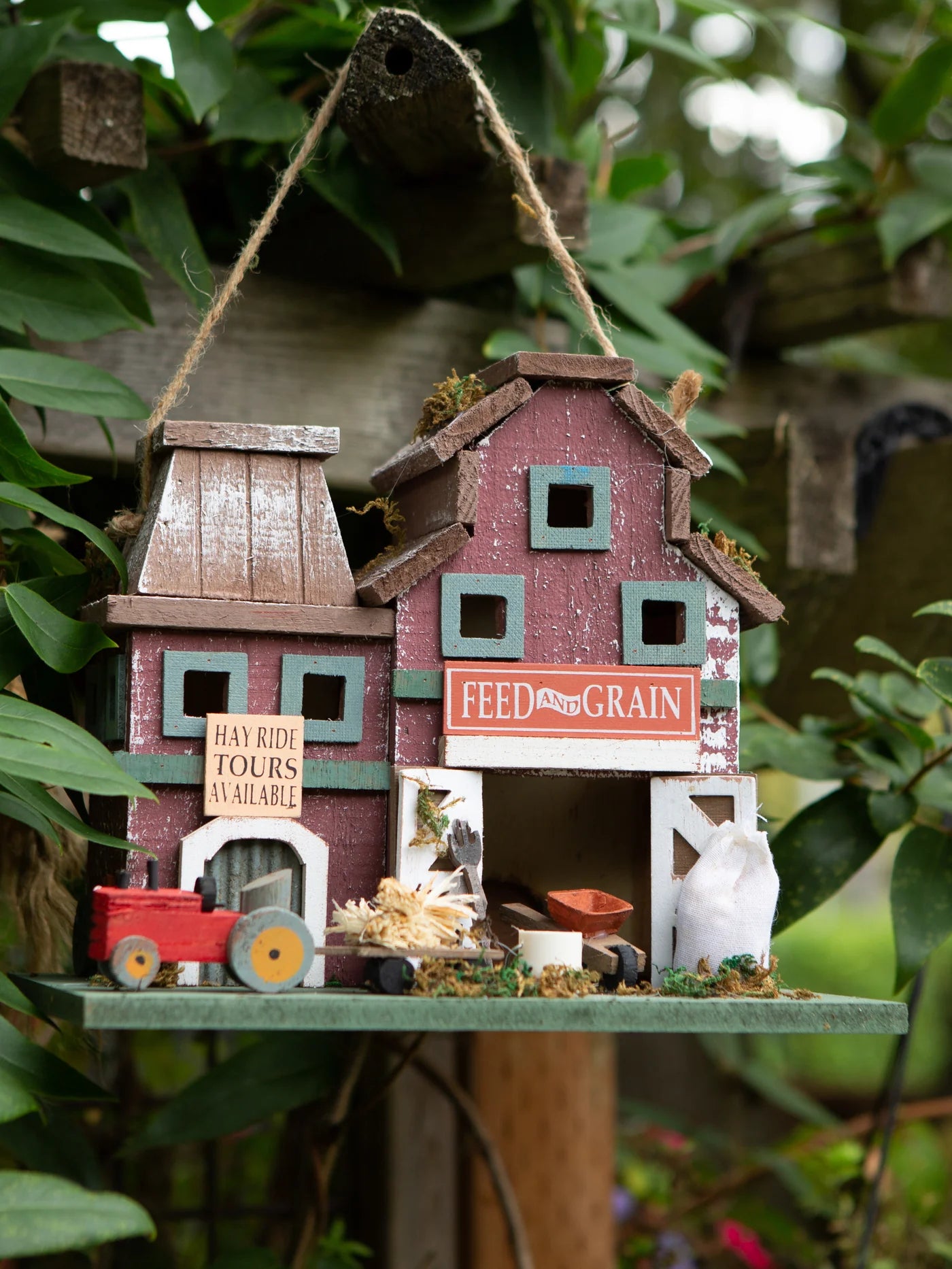 FARMSTEAD BIRDHOUSE