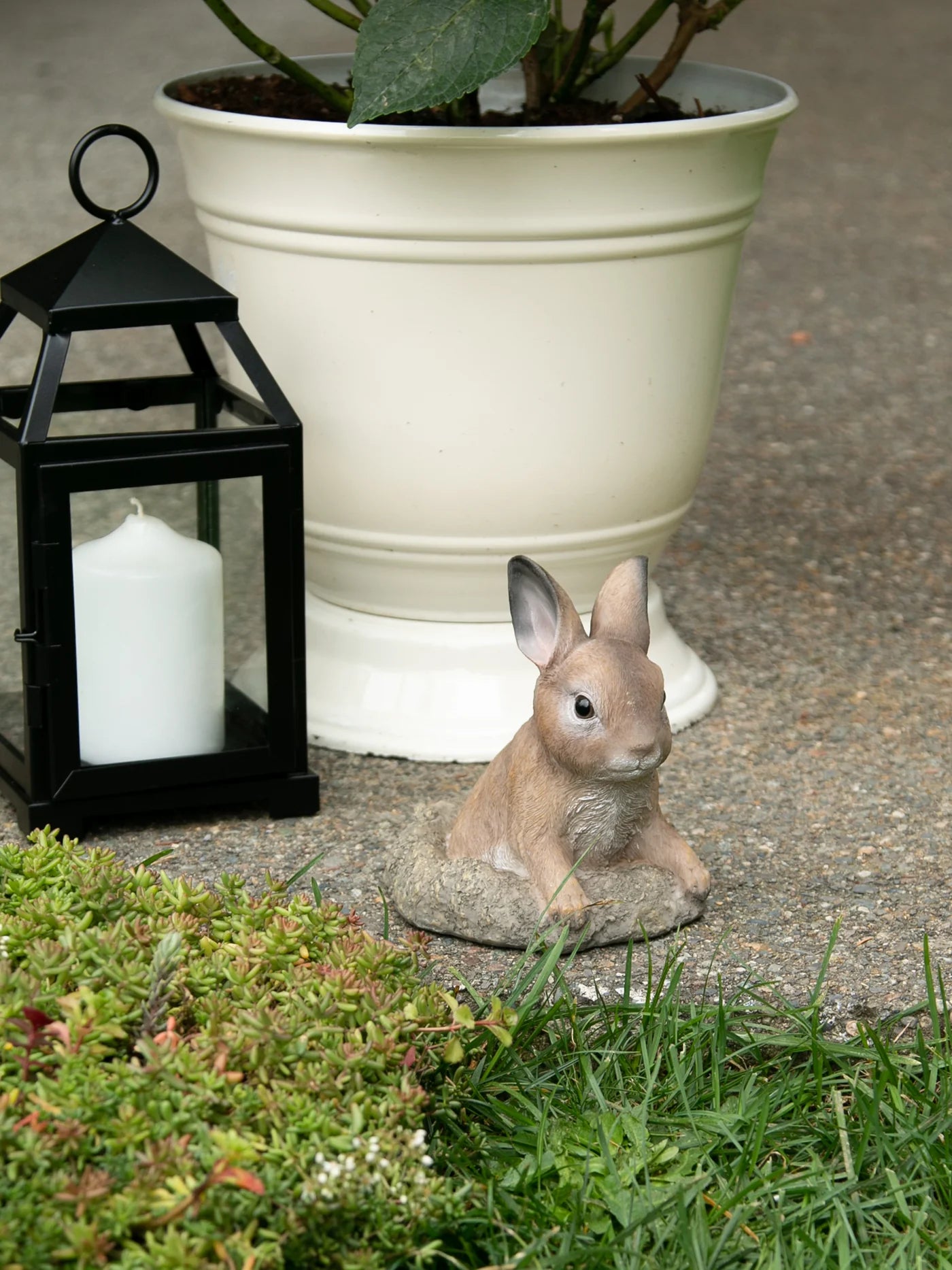 CURIOUS BUNNY GARDEN DECOR