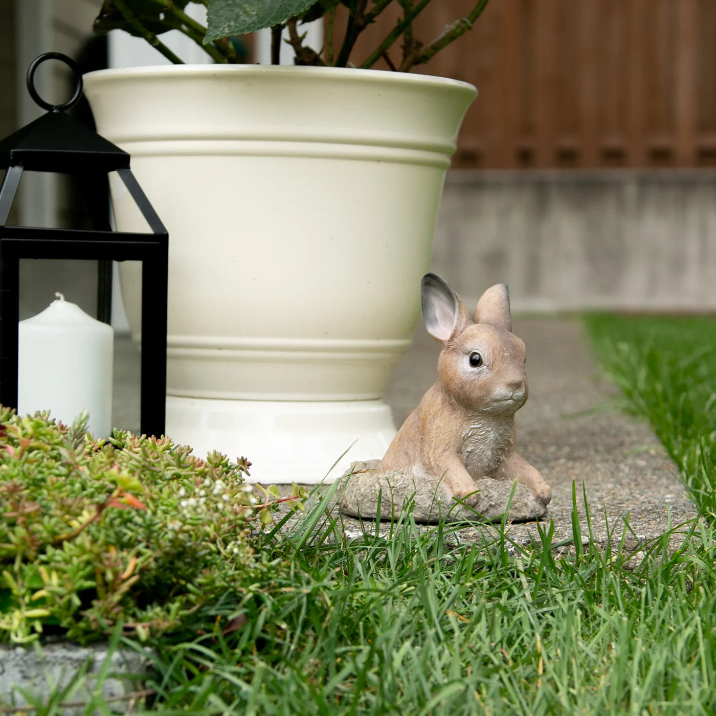 CURIOUS BUNNY GARDEN DECOR