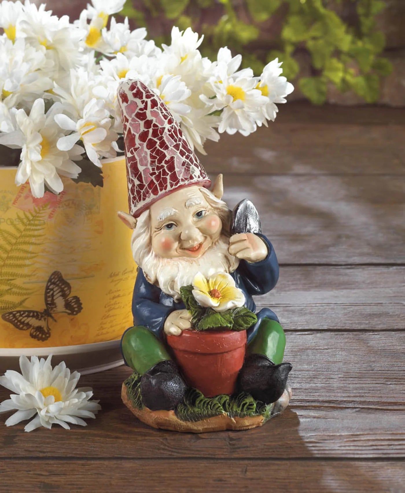 GARDENING GNOME SOLAR STATUE