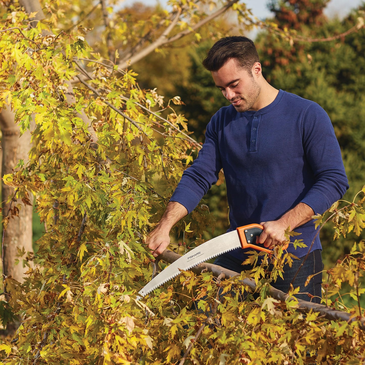Fiskars 15” PowerTooth D-Handle Saw with Razor-Sharp Stainless Steel blade, Ergonomic SoftGrip Handle for Comfort and Control, Heavy-Duty Hand Saw