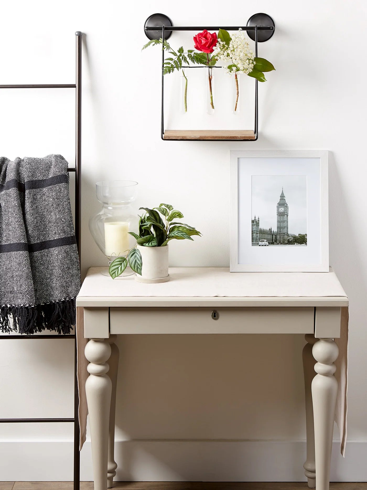 WALL SHELF WITH VASES