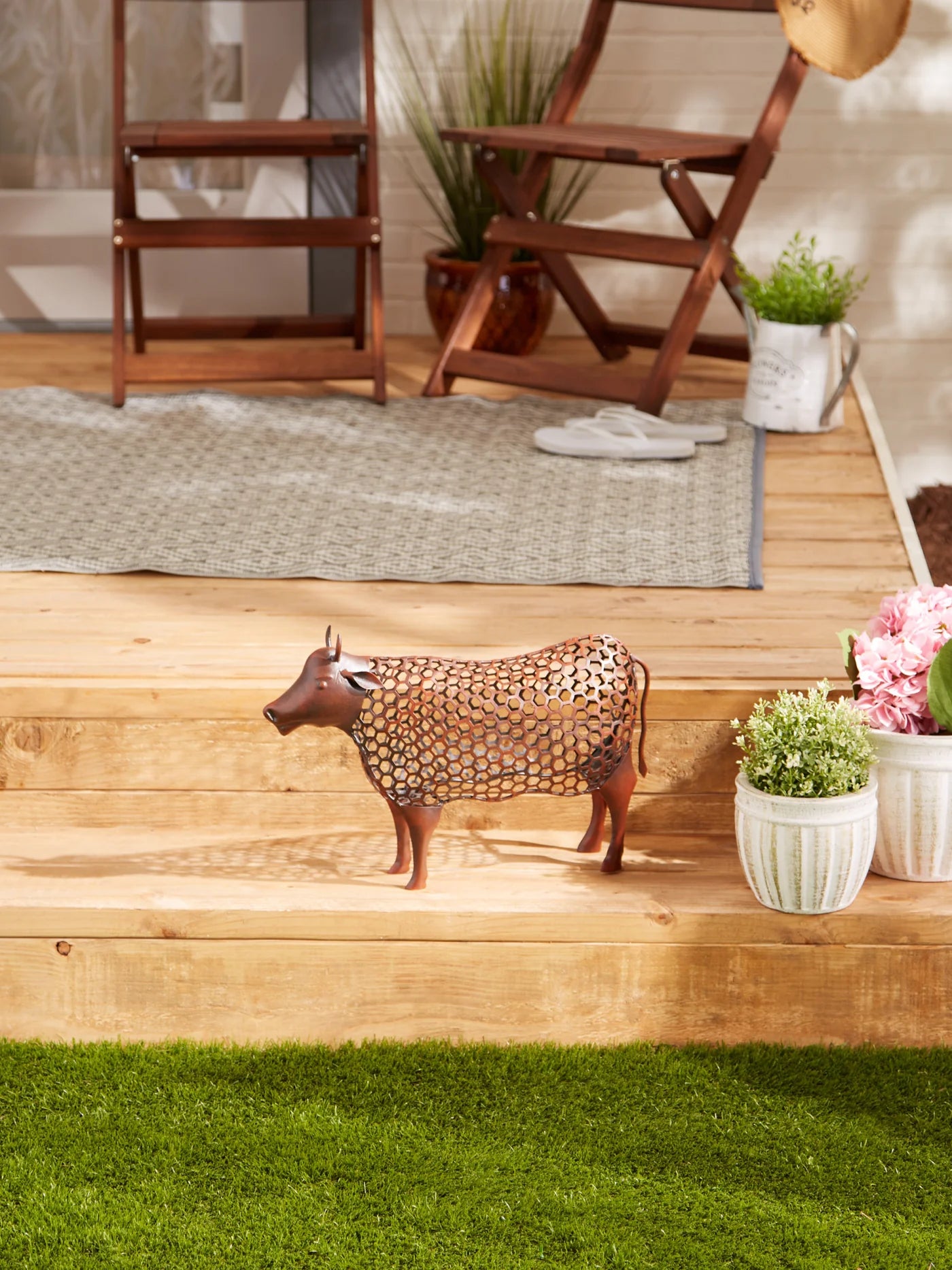 CHICKEN WIRE COW SCULPTURE