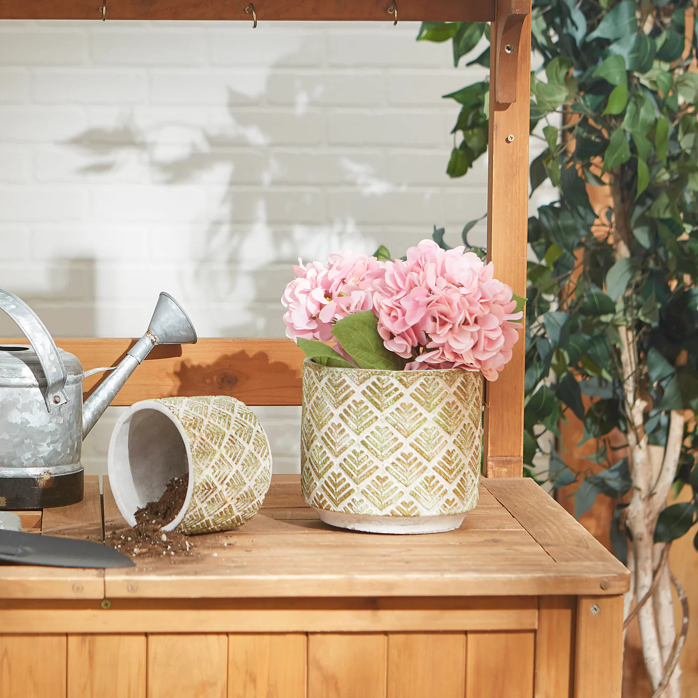 ABSTRACT GOLD AND WHITE CEMENT FLOWER POT SET/2