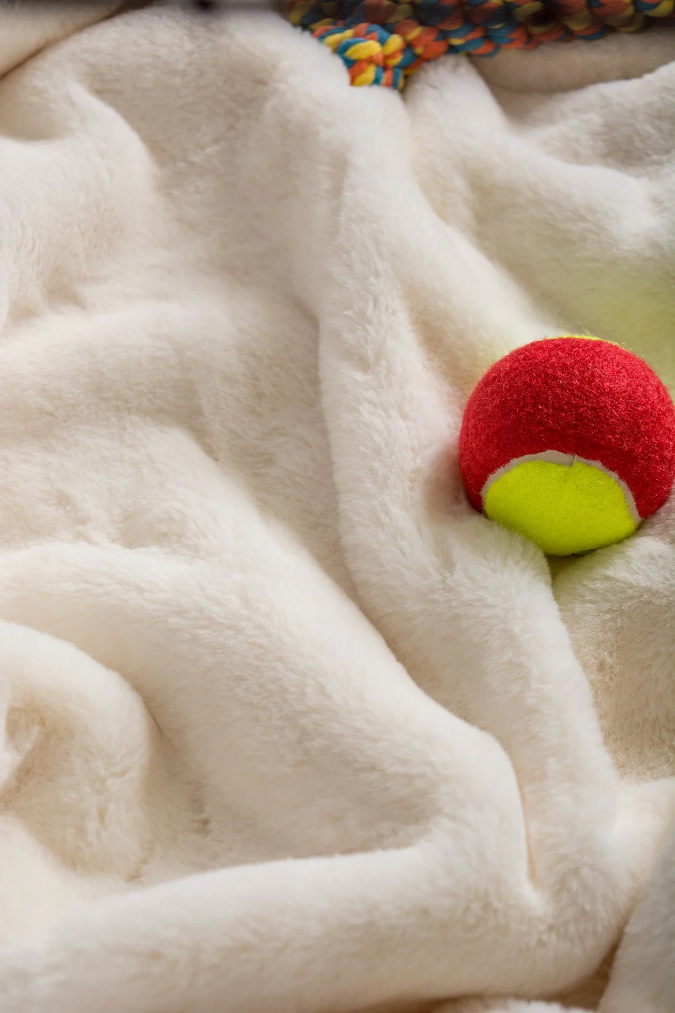 CAGE LINER FAUX FUR CRANBERRY LG