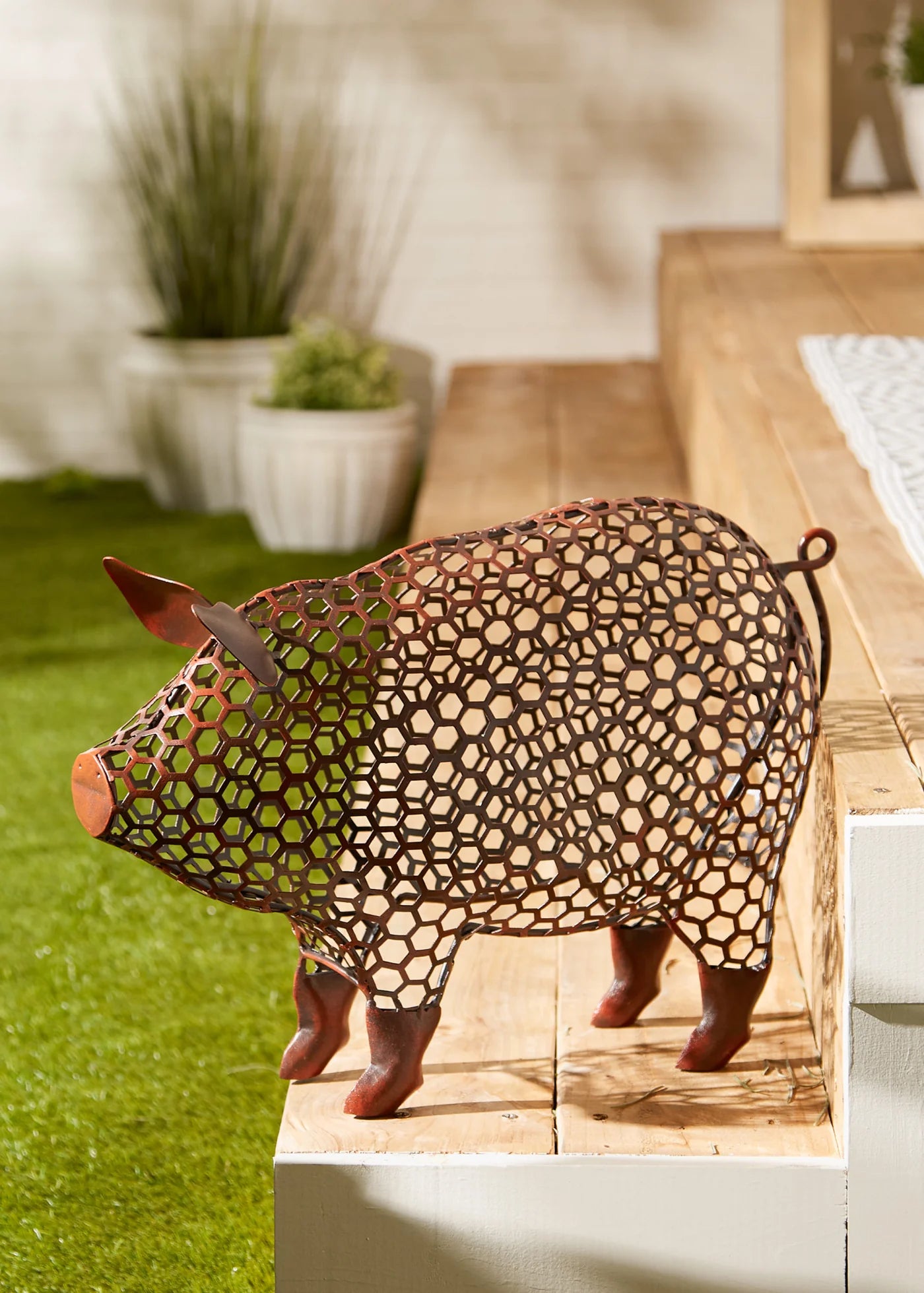 CHICKEN WIRE PIG SCULPTURE